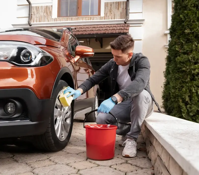 Lavage auto à domicile Meillard : professionnel intervenant sur un véhicule